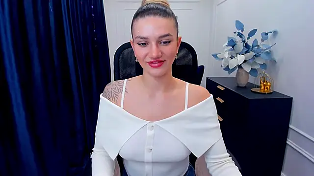 SelenaeMoore online show from 18, 11, 2025