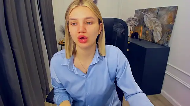 SelenaeMoore online show from 18, 4, 2026