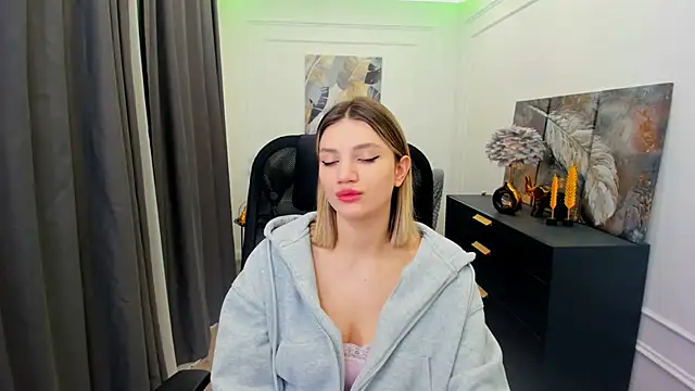 SelenaeMoore online show from 5, 4, 2026