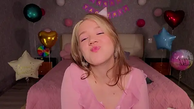 Snapshot of luna_cross chatting on 5, 6, 2026 luna cross online show from 5, 6, 2026