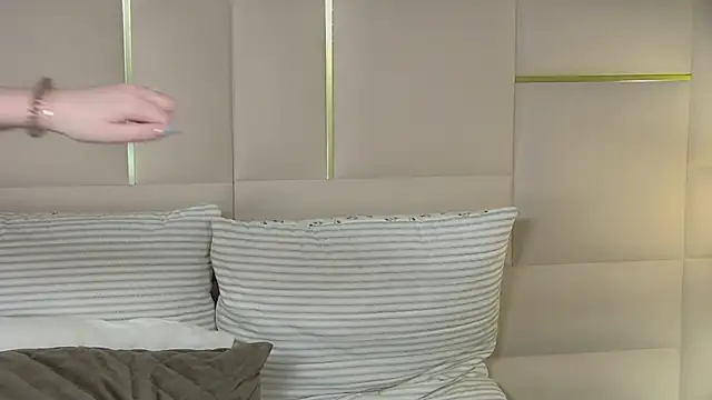 Snapshot of AliceMoreno chatting on 17, 10, 2025 AliceMoreno online show from 17, 10, 2025