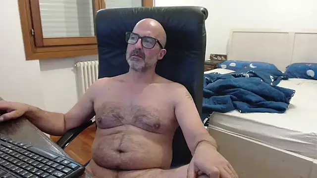 Snapshot of newsimo74 chatting on 4, 6, 2026 newsimo74 online show from 4, 6, 2026