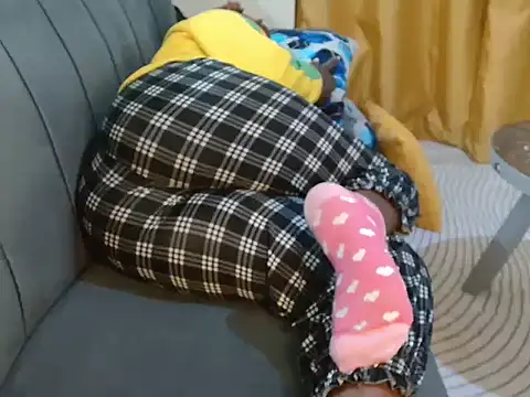 Snapshot of leslysexygirl chatting on 28, 10, 2025 leslysexygirl online show from 28, 10, 2025