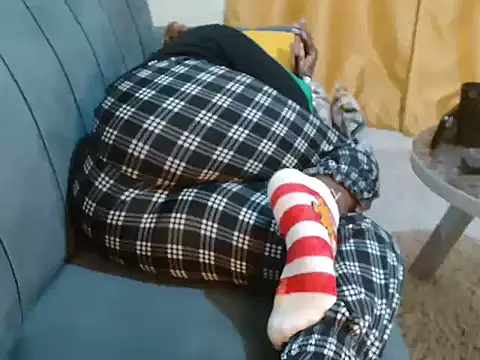 Snapshot of leslysexygirl chatting on 30, 11, 2025 leslysexygirl online show from 30, 11, 2025