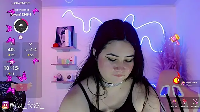 Mia foxx  online show from 8, 3, 2025