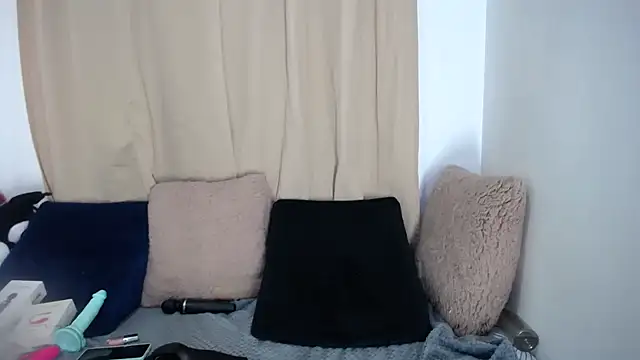 lessliee22  online show from 13, 4, 2026