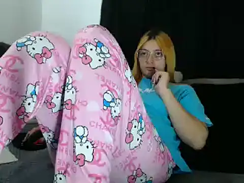 lessliee22  online show from 3, 3, 2025