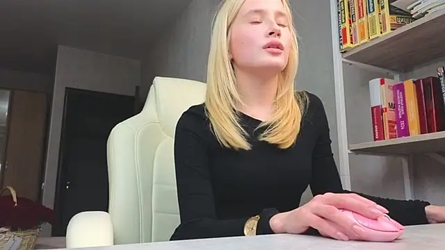 Marietta Castro online show from 6, 11, 2025