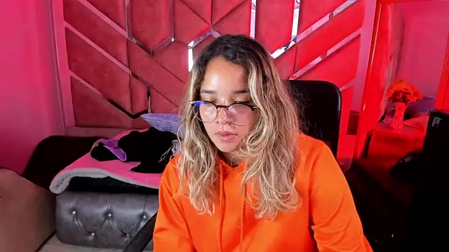 Snapshot of Olivia_Fox69 chatting on 28, 9, 2025 Olivia Fox69 online show from 28, 9, 2025