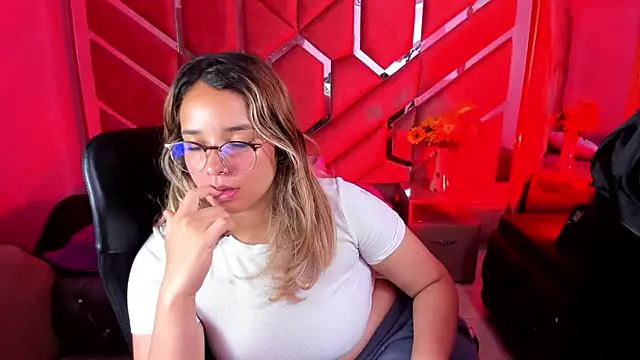 Snapshot of Olivia_Fox69 chatting on 18, 9, 2025 Olivia Fox69 online show from 18, 9, 2025