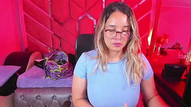 Snapshot of Olivia_Fox69 chatting on 25, 10, 2025 Olivia Fox69 online show from 25, 10, 2025