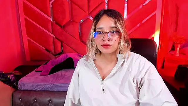 Snapshot of Olivia_Fox69 chatting on 9, 10, 2025 Olivia Fox69 online show from 9, 10, 2025