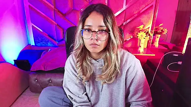 Snapshot of Olivia_Fox69 chatting on 24, 11, 2025 Olivia Fox69 online show from 24, 11, 2025