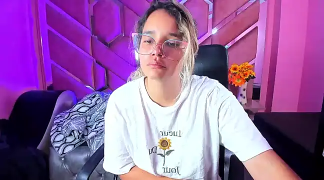 Snapshot of Olivia_Fox69 chatting on 14, 3, 2025 Olivia Fox69 online show from 14, 3, 2025