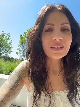 Snapshot of BeautifulMesss chatting on 8, 7, 2026 BeautifulMesss online show from 8, 7, 2026