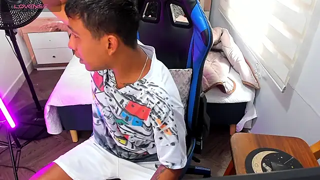 Snapshot of Backsex_boy chatting on 23, 10, 2025 Backsex boy online show from 23, 10, 2025