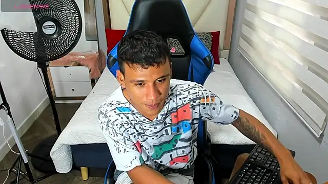 Snapshot of Backsex_boy chatting on 24, 10, 2025 Backsex boy online show from 24, 10, 2025