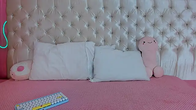 Julieta Cortes   online show from 23, 2, 2026