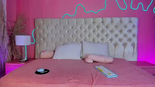 Julieta Cortes   online show from 25, 2, 2026