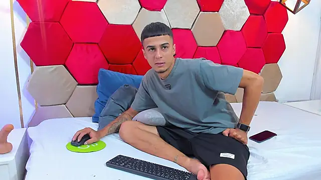 Mila Gus online show from 22, 2, 2025