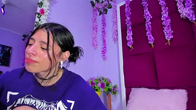 Snapshot of Sasha_Petitte chatting on 23, 3, 2025 Sasha Petitte online show from 23, 3, 2025
