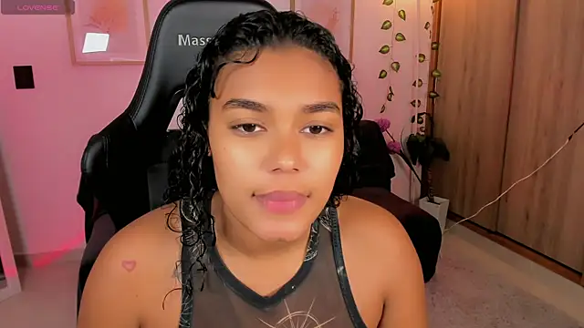 Snapshot of aleja_montiel__ chatting on 20, 5, 2026 aleja montiel online show from 20, 5, 2026