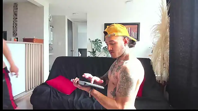 Snapshot of MARCELOANDLUCIAN chatting on 24, 2, 2025 MARCELOANDLUCIAN online show from 24, 2, 2025