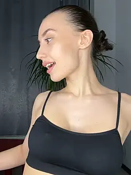 Polli Kiss online show from 23, 2, 2025
