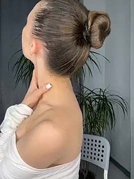 Polli Kiss online show from 13, 3, 2025