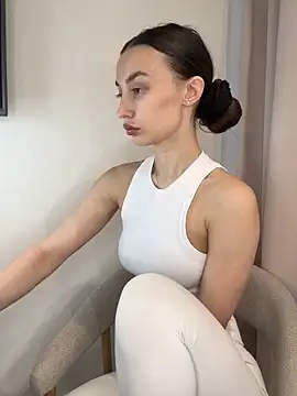 Polli Kiss online show from 2, 2, 2026