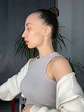 Polli Kiss online show from 18, 3, 2025