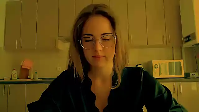 Snapshot of luxie_milady chatting on 9, 9, 2025 luxie milady online show from 9, 9, 2025