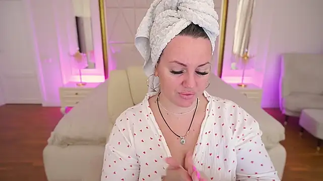 KiraCandyS online show from 6, 4, 2026