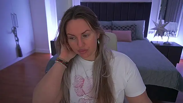 KiraCandyS online show from 5, 4, 2026