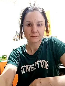 Holly Bette online show from 4, 2, 2025