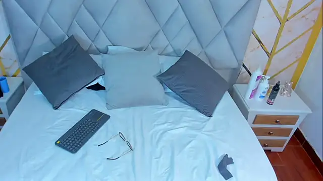 Aisha Hall online show from 3, 1, 2025