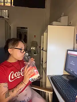 Snapshot of Hawitxui chatting on 8, 11, 2025 Hawitxui online show from 8, 11, 2025