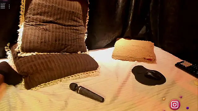 MiaKnox online show from 3, 2, 2026