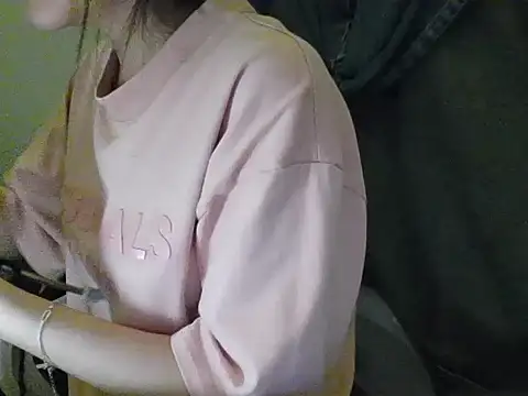 Snapshot of Yin-girl chatting on 8, 10, 2025 Yin-girl online show from 8, 10, 2025