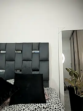 Snapshot of NiaSoler chatting on 7, 10, 2025 NiaSoler online show from 7, 10, 2025