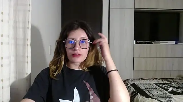 Snapshot of mariana124- chatting on 18, 12, 2024 mariana124- online show from 18, 12, 2024