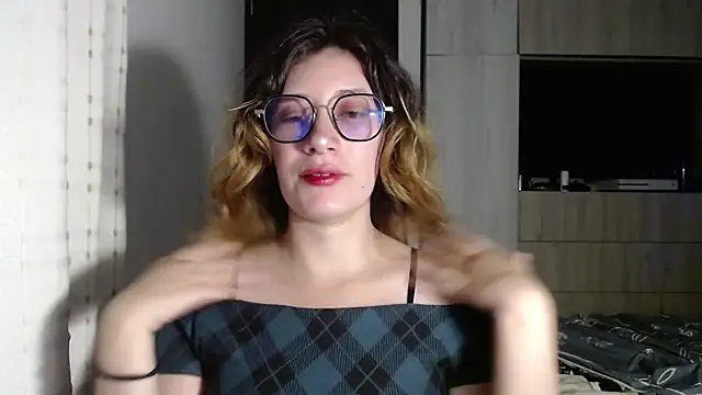 Snapshot of mariana124- chatting on 20, 12, 2024 mariana124- online show from 20, 12, 2024