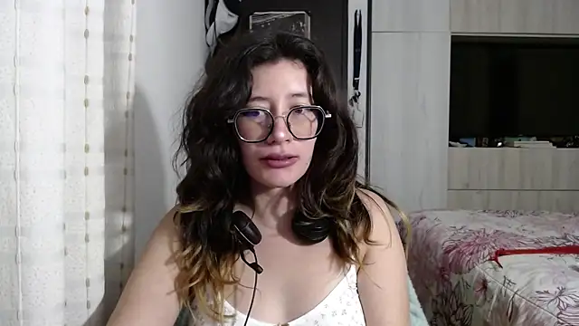 Snapshot of mariana124- chatting on 10, 10, 2025 mariana124- online show from 10, 10, 2025