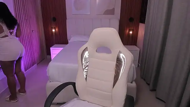 Leah Sweetie online show from 4, 11, 2025