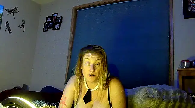 Snapshot of lilyhornyhousewife chatting on 21, 12, 2024 lilyhornyhousewife online show from 21, 12, 2024
