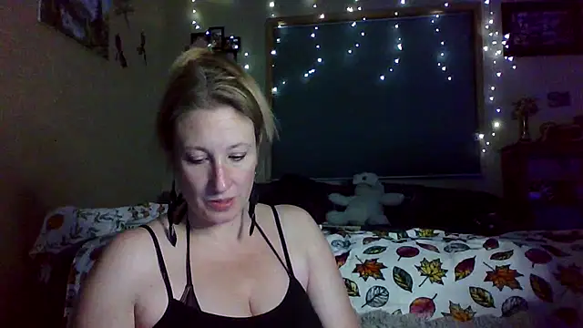 Snapshot of lilyhornyhousewife chatting on 28, 9, 2025 lilyhornyhousewife online show from 28, 9, 2025