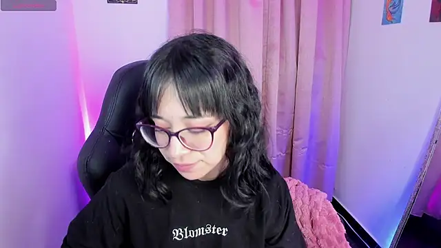 Snapshot of indra_cam chatting on 6, 11, 2025 indra cam online show from 6, 11, 2025