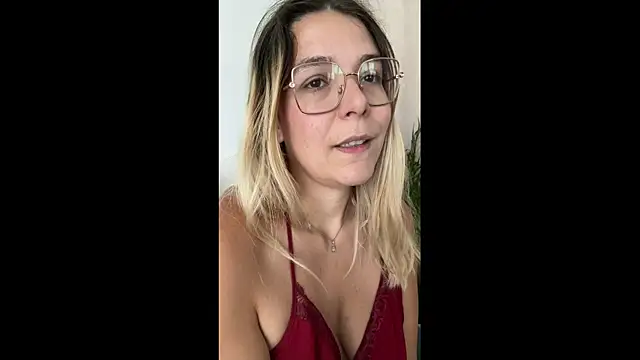 Snapshot of EmyLana chatting on 10, 6, 2026 EmyLana online show from 10, 6, 2026