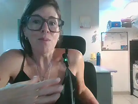 Snapshot of Calentandote chatting on 2, 4, 2026 Calentandote online show from 2, 4, 2026