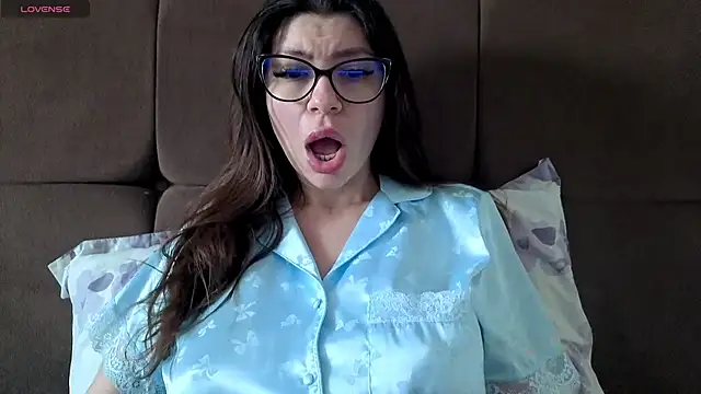 Jullyenn3 online show from 10, 3, 2026